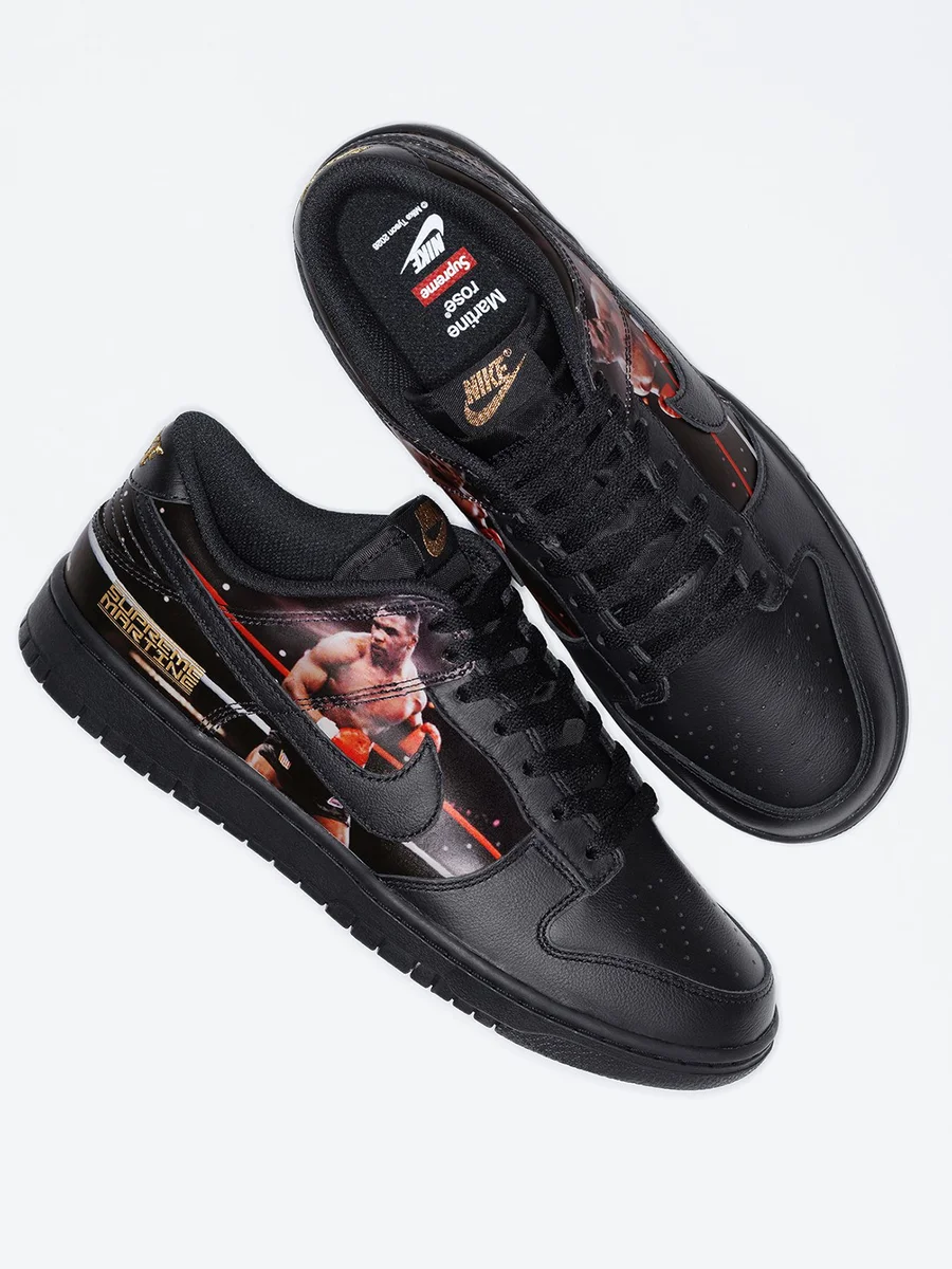 Par do Nike Dunk Low Mike Tyson visto de cima, com a palmilha assinada por Supreme e Martine Rose