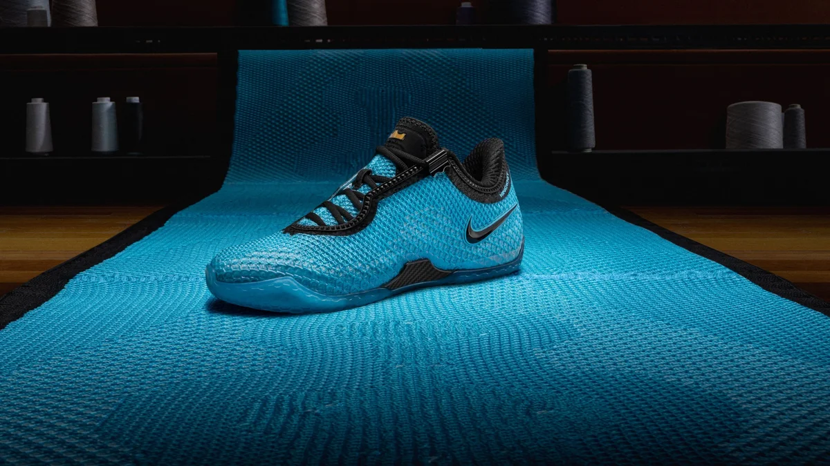 Nike LeBron 24 azul sobre um tecido de malha KingKnit