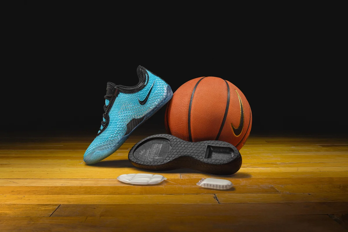 Nike LeBron 24 ao lado de uma bola de basquete, da entressola React e das unidades Air Zoom