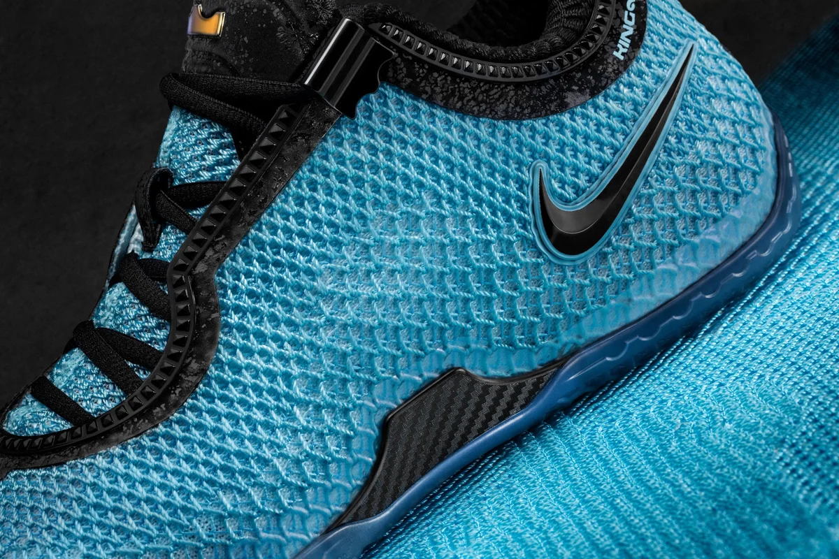 Detalhe do cabedal KingKnit azul do Nike LeBron 24 com Swoosh preto