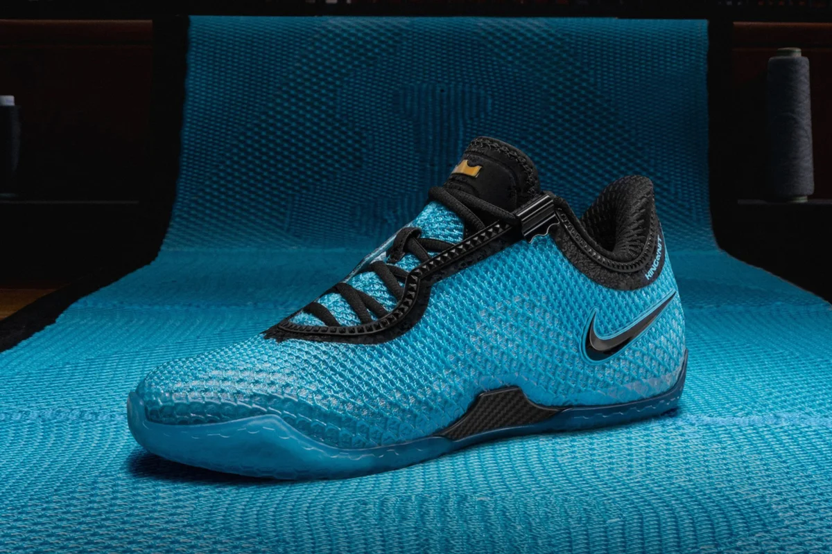 Nike LeBron 24 Stars azul-turquesa com cadarço preto e coroa dourada