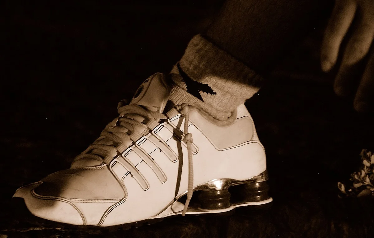 Nike Shox branco com as colunas do calcanhar em destaque