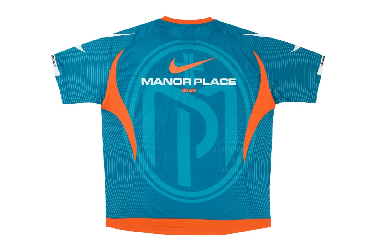 Camisa de futebol azul-petróleo e laranja da coleção Palace x Nike Manor Place