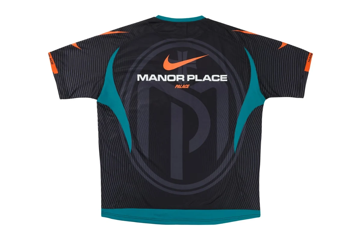 Camisa de futebol preta da coleção Palace x Nike Manor Place com escudo MP