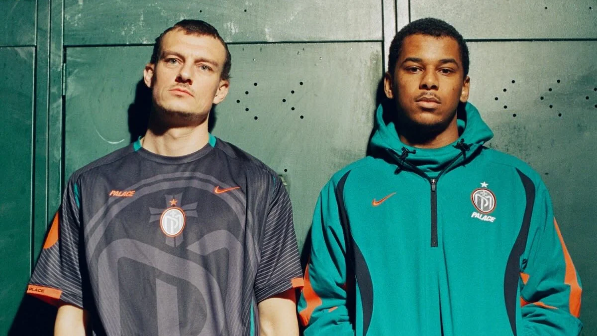 Modelos vestem camisa preta e jaqueta azul-petróleo da coleção Palace x Nike Manor Place FC
