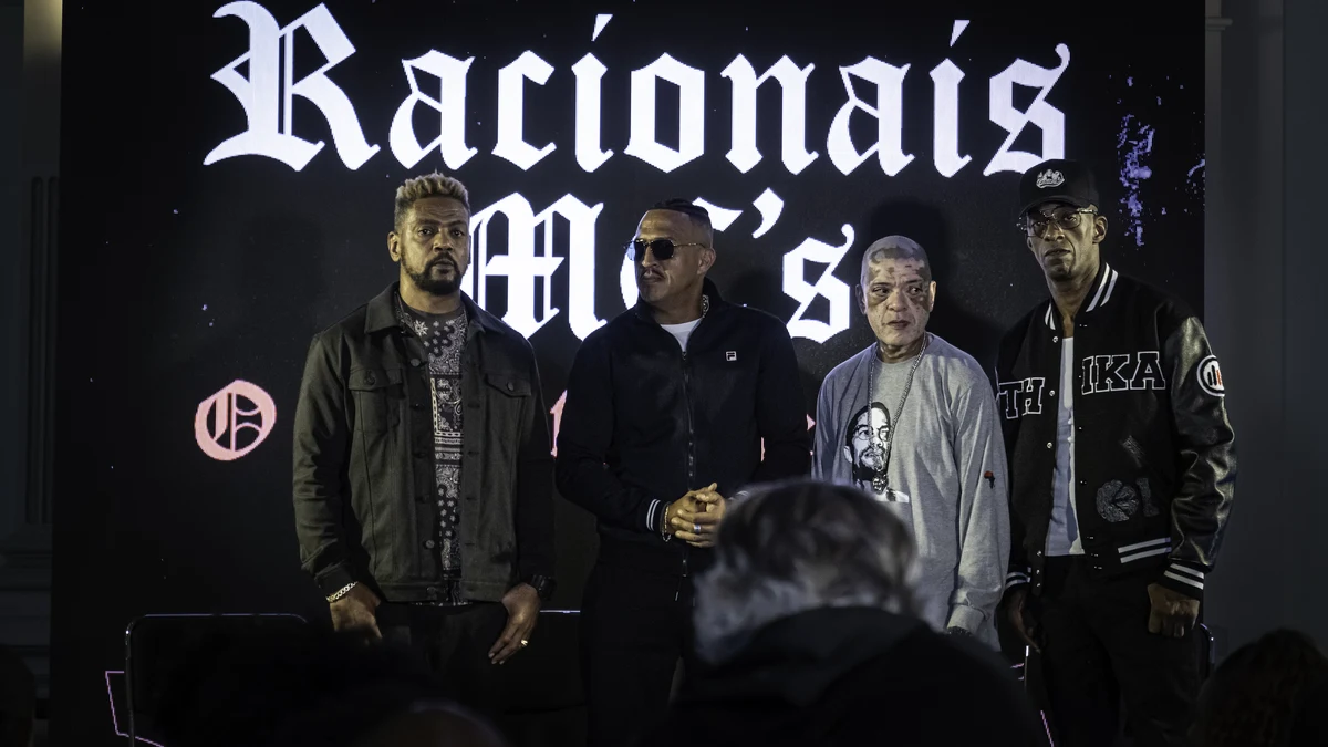 Lançamento da exposição Racionais MCs O Quinto Elemento, com o letreiro do grupo ao fundo