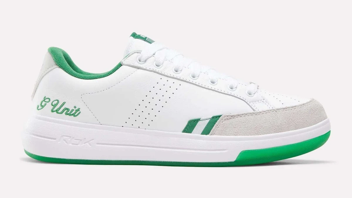 Tênis Reebok G-Unit G6 branco com detalhes verdes e camurça creme na ponta, visto de lado
