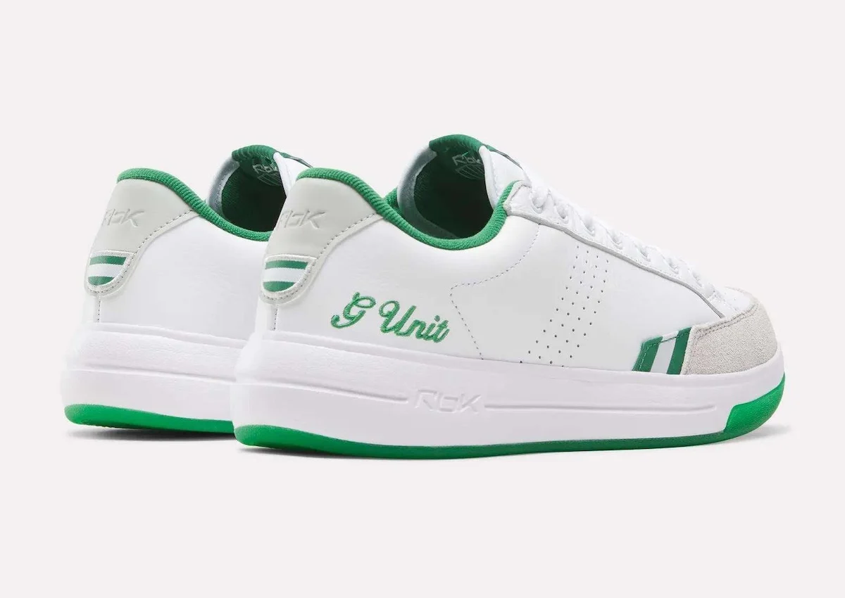 Par do Reebok G-Unit G6 branco e verde visto por trás, com a assinatura G-Unit verde bordada no calcanhar