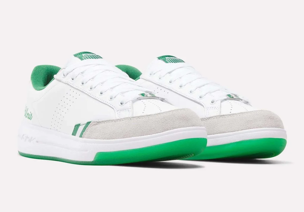Par do Reebok G-Unit G6 branco e verde em ângulo lateral, com listras verdes perto da ponta