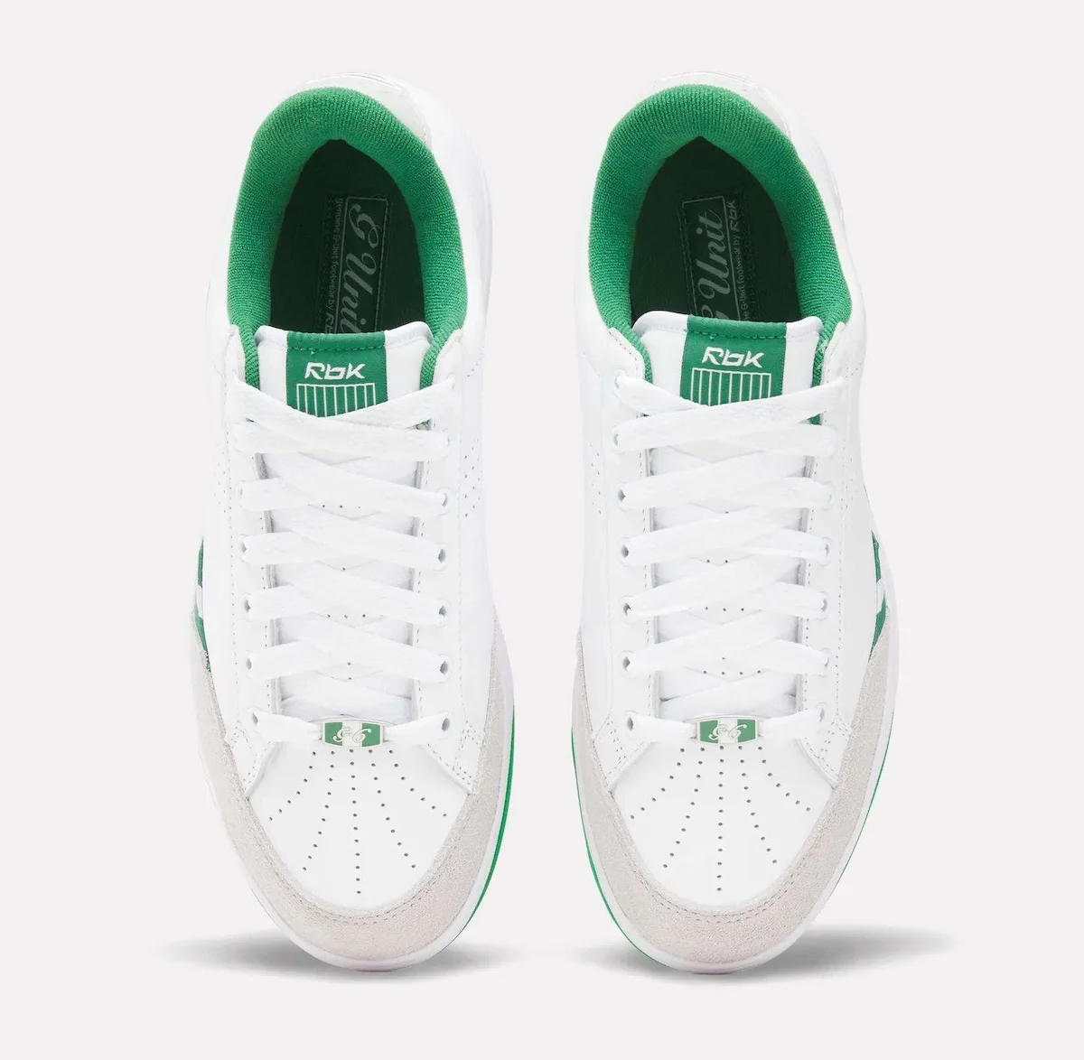 Par do Reebok G-Unit G6 branco e verde visto de cima, com forro verde e etiqueta Rbk na lingueta
