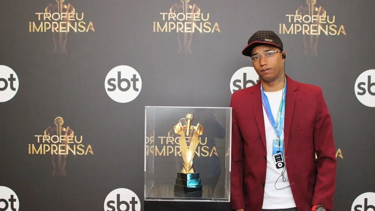 Wanderson Mateus, o Sabota Jr., filho de Sabotage, de blazer vinho e boné no Troféu Imprensa do SBT