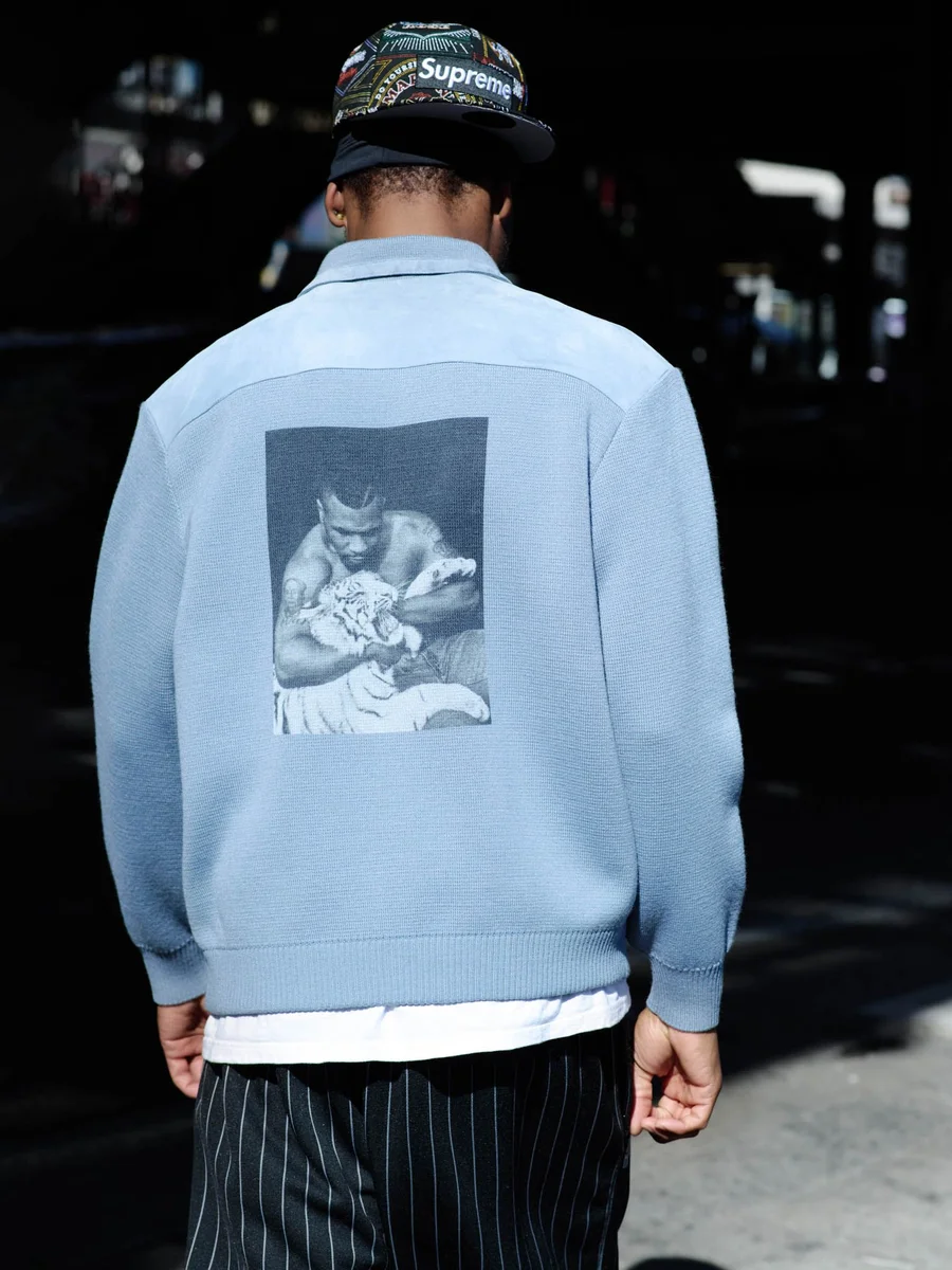 Costas de cardigã azul-claro com foto em preto e branco de Mike Tyson com um tigre branco