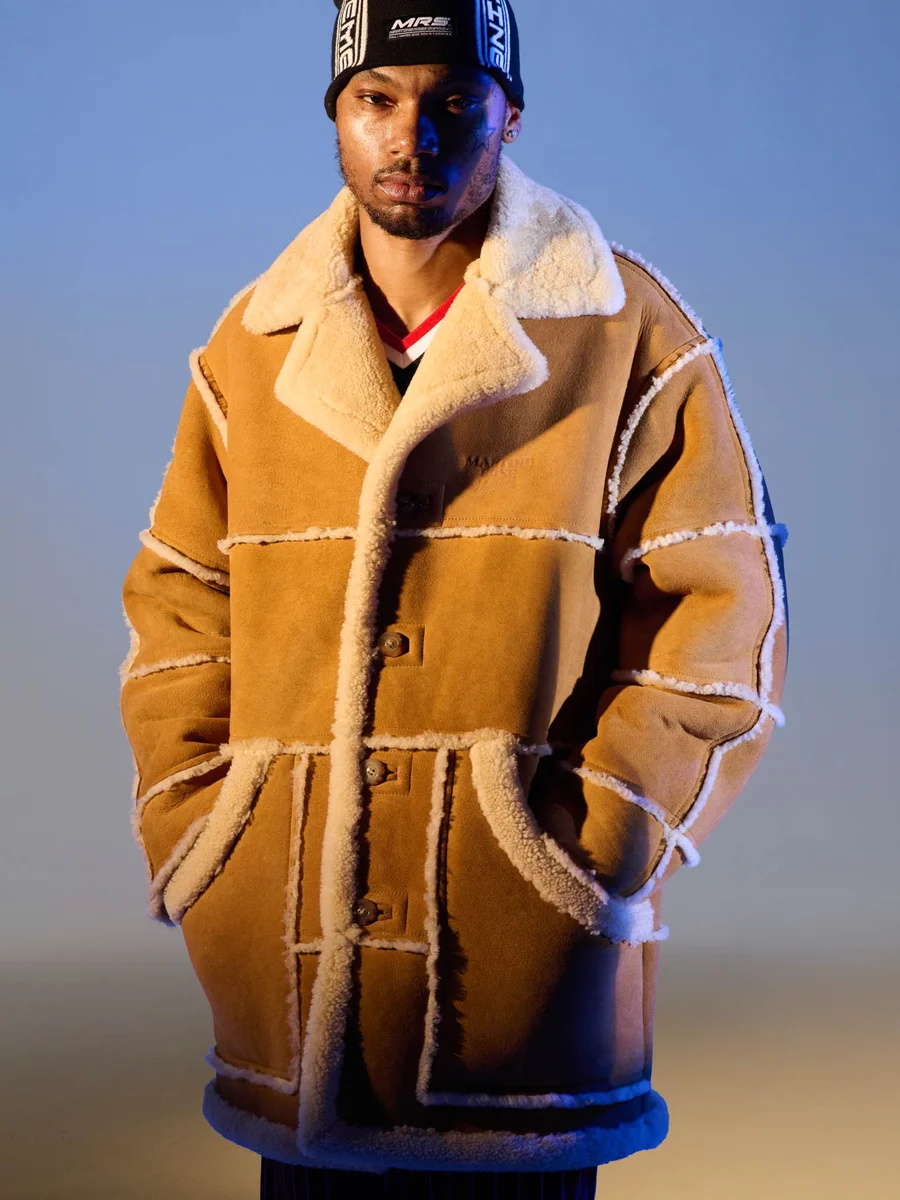 Modelo veste casaco de pele de carneiro caramelo assinado por Jeff Hamilton