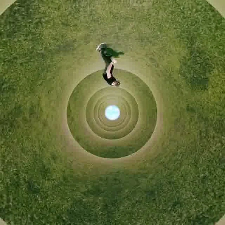 Atleta de parkour Jason Paul de cabeça para baixo num túnel circular de grama, vídeo de 2019